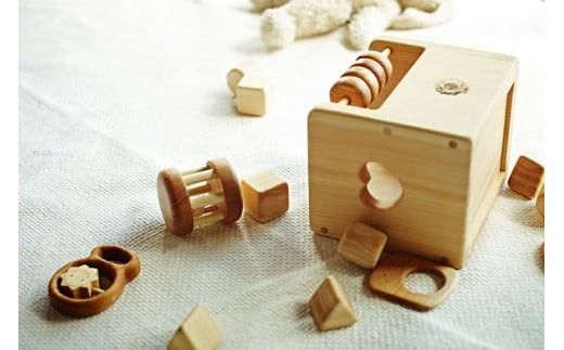 木のおもちゃ 赤ちゃんの宝石箱 おひさま 箱入り セット 詰め合わせ 木製 知育玩具 0歳 1歳 2歳 ベビー キッズ 出産祝い 誕生日 プレゼント ギフト 名入れ可 日本製 手作り 受注生産 のし対応 つみ木 9個 歯がため 2個 コロコロ 1個 カタカタ 1個 木箱 18cm×15cm サクラ ヒノキ ケヤキ 山のくじら舎 安芸市 高知県
