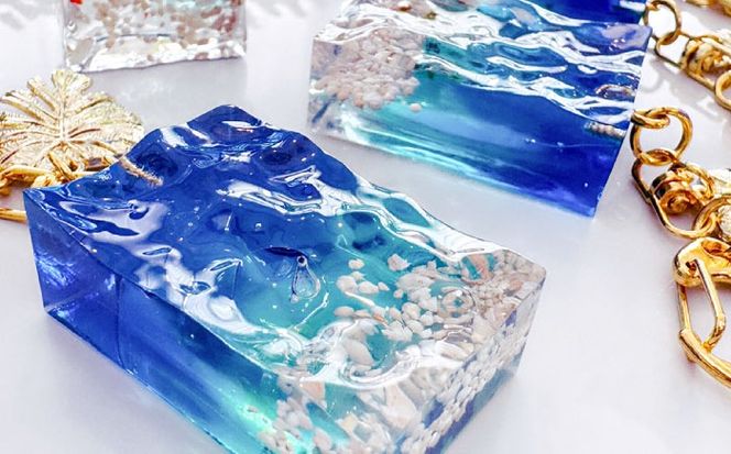 レジンアート 『海のかけらキーホルダー』 長方形 ブルー × ターコイズ 【沖縄の星の砂入り】 キーホルダー レジンアート 海 雑貨 おしゃれ 沖縄市 / Kays Artistry[BCAG023]