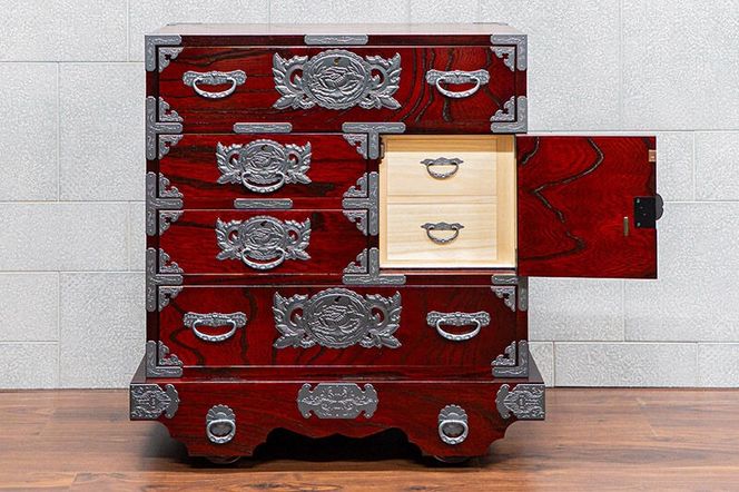 仙台箪笥 中型車箪笥 拭き漆塗り 【扉：彫金手打金具】（源氏花車）（お申込書返送後8ヶ月～12ヶ月程度でお届け）工芸品 伝統|06_kyk-850301