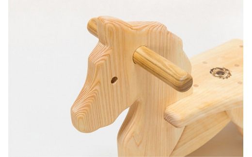 木のおもちゃ ハイヨーもくば 木馬 木製 知育玩具 男の子 女の子 ギフト プレゼント 贈り物 出産祝い 誕生日祝い 日本製 手作り 受注生産品 名入れ可能 山のくじら舎 1.5歳 バランス感覚 想像力 ヒノキ 植物性オイル 安全 W700mm D230mm H420mm 耐荷重 50kg 乗用玩具 インテリア 天然素材 エコ 国産 職人 手仕事 伝統工芸 木工 デザイン 安芸市 高知県
