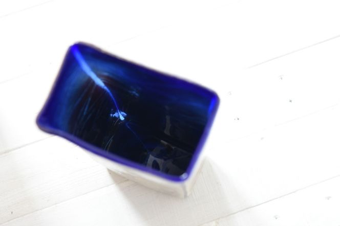 Hiwairoフラワーベース　青　花器　花瓶　高さ30cm×12cm×7cm〈花器 花瓶 工芸品 雑貨 日用品 シンプル 上品 透明度 光彩 おしゃれ ガラス〉 