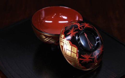 秀衡塗　煮物椀(松紋・黒内古代朱)　2個 / 漆器 お椀 吸い物椀 煮物椀 おわん 食器 ふた付き セット 漆椀 漆塗 うるしぬり 手塗り 木製 伝統工芸品 和 お正月 高級 結婚 新築祝い お祝い 贈答 贈り物 プレゼント ギフト 香典返し お返し おもてなし