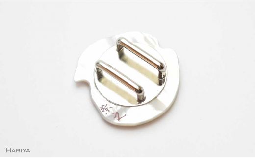 うさぎ蒔絵 白蝶貝帯留 ウサギ うさぎ 白蝶貝 漆塗り 漆 蒔絵 帯留 帯留め  アクセサリー 和装 着物 和服 ギフト 伝統工芸 工芸品 国産 日本製 うるしアート 復興 震災 コロナ 能登半島地震復興支援 北陸新幹線 F6P-0331