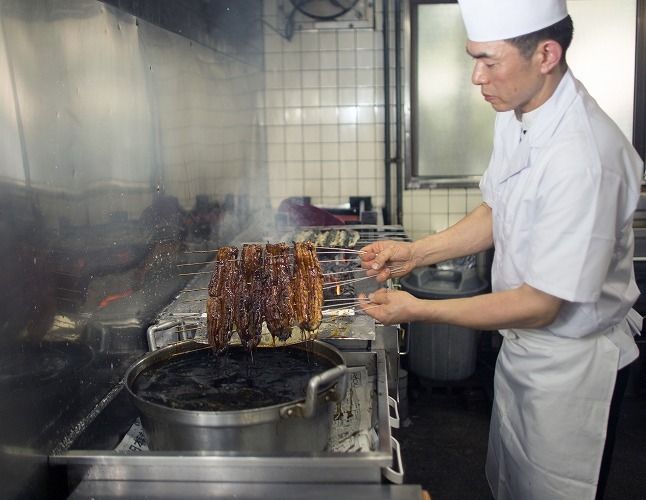 創業大正九年 三河一色産鰻の炭火焼づくし（蒲焼1尾、白焼1尾、肝焼２ｐ） 国産 冷蔵 ミシュラン掲載店 日本料理 料亭 小伴天 国産 うなぎ 鰻 ウナギ たれ ギフト 贈り物 ご褒美 簡単調理 蒲焼き うな重 ひつまぶし 人気 高リピート H007-126