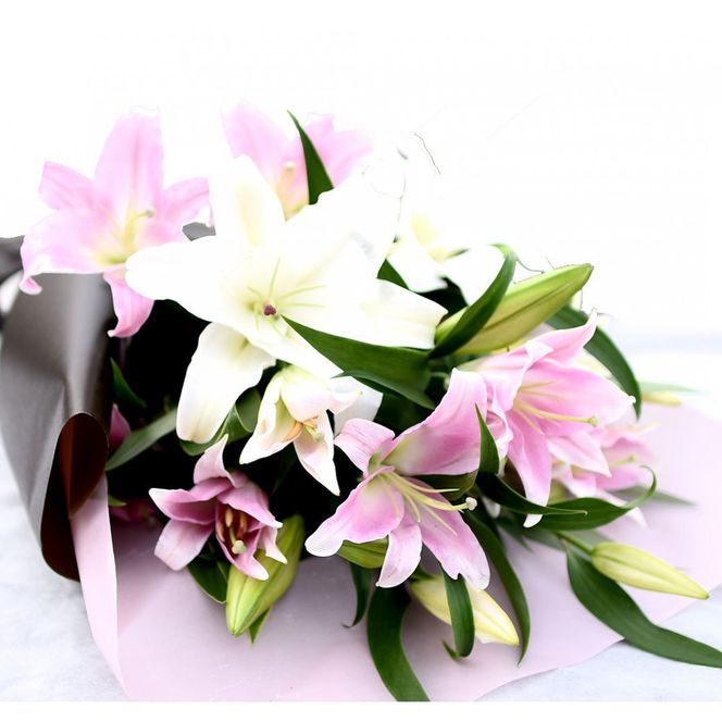 【母の日ギフト】カサブランカとピンク百合の花束＜お届け日：2026年5/4～5/10 当店おまかせ ＞【母の日 ギフト カサブランカ ピンク 百合 花束 花 花傷み防止 大阪府 門真市 】 272230_BG067