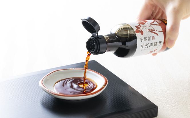 プラスティックやステンレスの桶とは異なる、「百年木桶」ならではの味わいを。創業100年以上続く、希少な木桶仕込みの伊勢藏醤油3点セット（丸大豆醤油900ml、グルテンフリーだいず醤油900ml、白醤油900ml） 【天然醸造、本醸造、手作り、老舗、おすすめ、人気、プレミアム、高評価、濃厚、刺身、詰め合わせ、ギフト、家庭用、国産、調味料、寿司、煮物、冷奴、焼魚、料理、三重県、四日市、ふるさと納税】