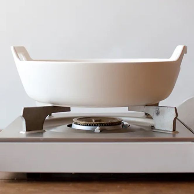 【萬古焼（ばんこやき）】スタイリッシュな浅型円形デザインの西洋土鍋 4th-market  ロティ グリルキャセロール 白1個【鍋、土 鍋、煮物、スープ、万能、肉料理、魚料理、焼野菜、おしゃれ、かわいい、結婚祝、出産祝、セット、贈答、普段使い、手作り、冬、煮込み、一人用、家庭用、一人暮らし、家族、ファミリー、新生活、スープ、三重県 四日市市 ふるさと納税】