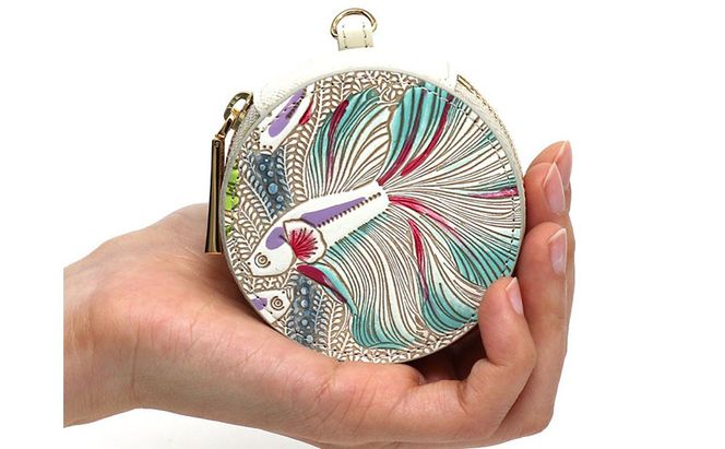 【文庫屋大関】マカロンポーチ ラビリンスフィッシュ＜グリーン＞【皮革工芸品】 ポーチ ミニポーチ 小物入れ アクセサリー入れ イヤホン入れ 収納 保管ケース 手のひらサイズ  本革 革 皮革 工芸品 工芸 雑貨 ギフト プレゼント 日本製 東京