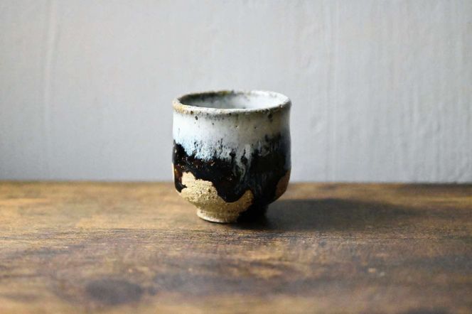 山田錦ぐい呑（わら灰釉、黒アメ釉掛け分け）[ぐいのみ 食器 酒器 お猪口 おちょこ 日本酒 お酒 酒] インテリア 