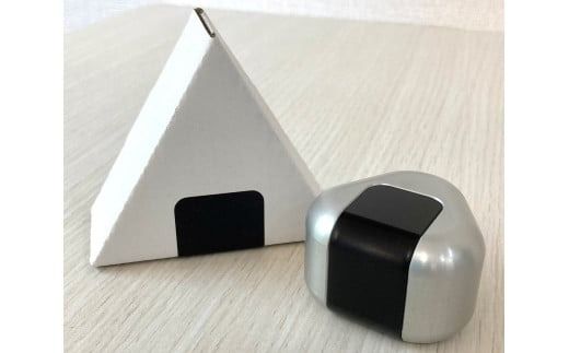 ひんやり冷たいアルミ合金製 KIHOの文鎮 （おむすび形ペーパーウエイト） 結 【ＯＭＵＳＵＢＩ】 海苔 KIHO アルミ 合金 金属 おむすび おにぎり のり ペーパーウェイト H084-060