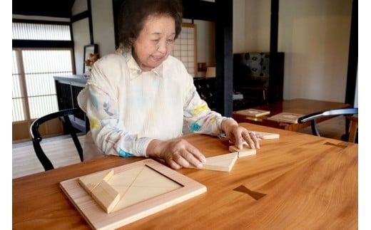 木のおもちゃ パズル ヒノキのタングラム 山のくじら舎 木製 木 おもちゃ 知育玩具 男の子 女の子 ギフト プレゼント 贈り物 贈答 お祝い 出産祝い 誕生日祝い 手作り てづくり 高知県 国産 ヒノキ 図形 シルエット 頭の体操 指先トレーニング 五感 香り 手触り 家族 シニア おじいちゃん おばあちゃん 孫 W247mm×H20mm×D247mm 7個 土台 1個 ガイドブック 1冊 安芸市 高知県