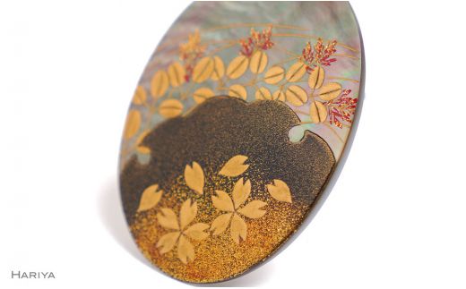 春秋蒔絵 黒蝶貝ブローチ 蒔絵 漆 黒蝶貝 桜 萩 春 秋 うるしアート ハンドメイド ブローチ アクセサリー ギフト 伝統工芸 工芸品 国産 日本製 復興 震災 コロナ 能登半島地震復興支援 北陸新幹線 F6P-1503