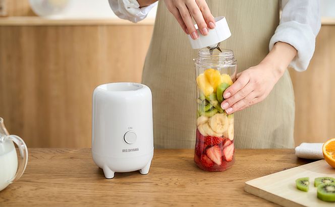 ボトルブレンダー IBB-601-W ホワイト アイリスオーヤマ 電動ミキサー ジュースミキサー ミキサー ボトル ジューサー ブレンダー 氷も砕ける 食欲の秋特集 