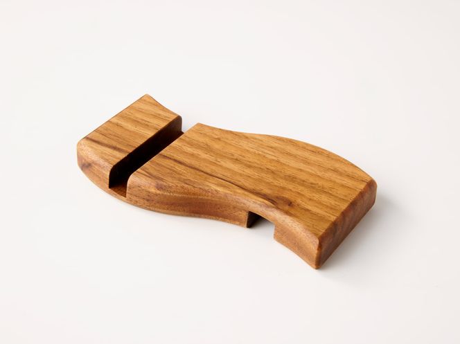 ウェーブ型木製スマホスタンド 　Wave wood mobile phone stand ［087Y12］ 天然木 スマートフォンスタンド 卓上スタンド 充電対応 在宅ワーク デスク周り インテリア雑貨 ナチュラルデザイン 小牧市 送料無料
