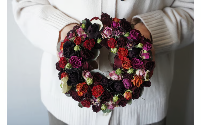 【2026年敬老の日】＜地産地消＞バラづくしの華やぎドライフラワーリース 4色以上のバラを使用 壁掛け可能 インテリア プレゼント 贈り物 敬老 H092-069