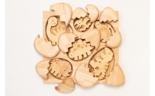 木のおもちゃ パズル かくれんぼパズル きょうりゅう 恐竜 木製 知育玩具 赤ちゃん ベビー 男の子 女の子 ギフト プレゼント 出産祝い 誕生日祝い 日本製 手作り 名入れ 山のくじら舎 2歳 幼児 子供 幼稚園 保育園 たまご エッグ 遊び 学習 脳トレ 感覚 刺激 動物 自然 教育 発達 想像力 創造力 W340mm H50mm D320mm ヒノキ スギ フェルト 安芸市 高知県