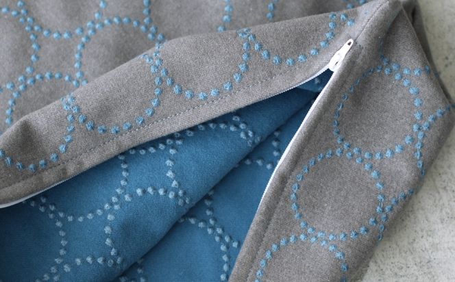 クッション おしゃれ タンバリン グレー(ブルー) 正方形 約 45 × 45cm ミナペルホネン dop tambourine 生地 刺繍 ソファ 家具 インテリア 秋山木工 秋山木工株式会社 静岡県 藤枝市