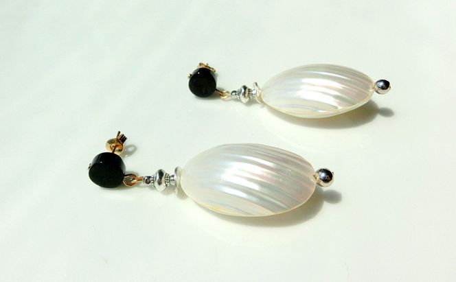 whale ピアス アクセサリー 天然石 1個 [Q]handmadejewely【シルバー ホワイト モノトーン シンプル クール 可愛い ハンドメイド ジュエリー 手作り  職人 上品 華やか ドレス 大人の雰囲気 ギフト プレゼント 母の日 卒業式 ラッピング シェル】