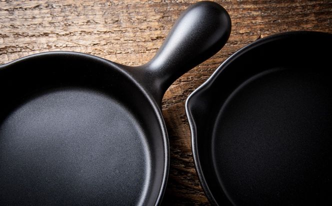 【萬古焼(ばんこやき)】Handmade土鍋 弥生陶園　職人が一つ一つ丁寧に成形し焼き上げる、こだわりの逸品　土鍋の国内生産80％のシェアを誇る伝統の萬古焼　TS-632 アヒージョ・目玉焼きプレート２個セット（黒釉）鉄より軽い！手間いらずの耐熱陶器製「魚焼グリル対応」【プレート、魚料理、肉料理、朝ごはん、朝食、目玉焼き、野菜、グラタン、アヒージョ、ペア、耐久性、人気、おすすめ、旨み、うまみ】