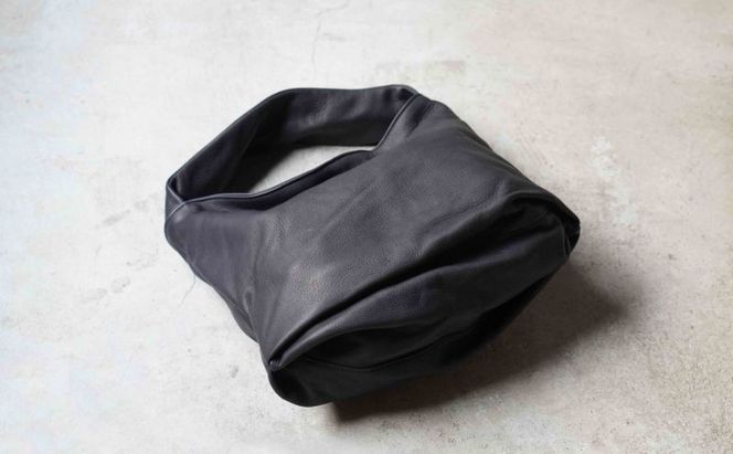 シルキータッチしっとりレザー 軽く柔らかい袋ハンドバッグ・ＬＵＡ(ＬＡ００3)＃墨黒 バッグ 牛革 レザー 革製品 天然素材 軽量 日本製 ブラック カジュアル 墨田区 東京