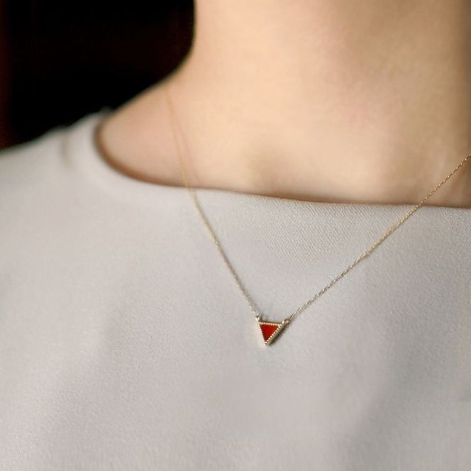 珊瑚 血赤珊瑚 トライアングル ペンダント ネックレス K10イエローゴールド 天然サンゴ 一点物 アクセサリー 厄除け お守り クリスマス バレンタイン 誕生日プレゼント 記念日 ホワイトデー ジュエリー 大人可愛い ギフト さんご サンゴ 高知県室戸市