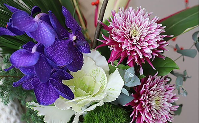 678.素敵に飾れるお正月ブーケセット【紫紺】――紫紺の蘭で迎える新年。華やかなお正月ブーケ（ガラスベース付き） 313726_BC034