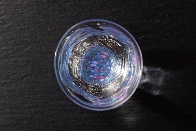 創業大正2年、100年以上続く佛檀店が制作。手作り吹きガラス『halo』に螺鈿と色漆で作成。季節感を感じ取れるポップな御猪口 ※北海道・沖縄・離島への配送不可