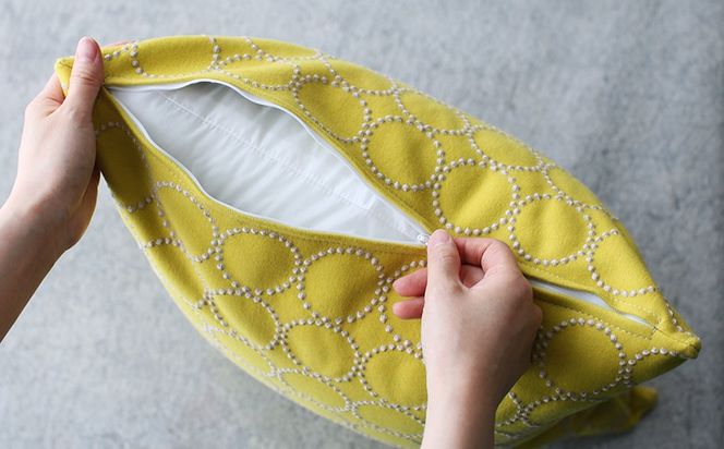 クッション おしゃれ タンバリン イエロー 正方形 約 45 × 45cm ミナペルホネン dop tambourine 生地 刺繍 ソファ 家具 インテリア 秋山木工 秋山木工株式会社 静岡県 藤枝市