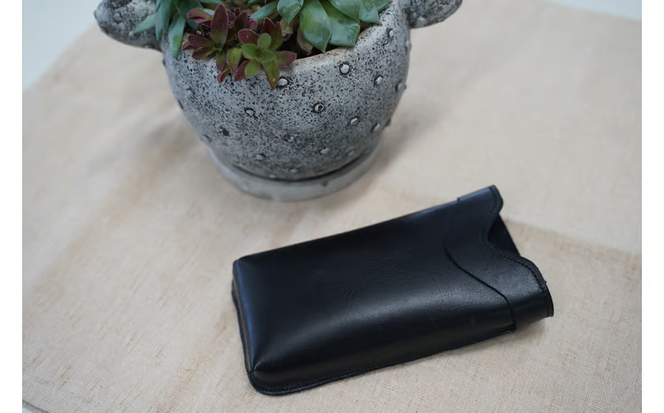 職人手作りの【本革】「スマホポーチ」ブラック ケース 革 携帯ホルダー ポーチ ベルト 黒 コンパクト シンプル おしゃれ 人気 プレゼント H066-083