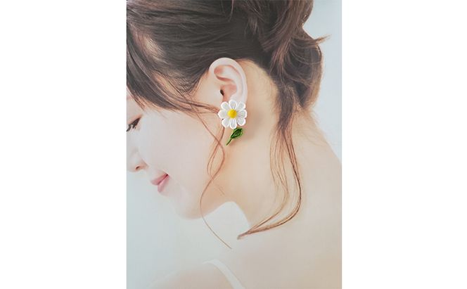 つまみ細工 マーガレット ピアス アクセサリー 工芸品 お花 手作り 職人 手仕事 伝統工芸 和風 かわいい アシメトリー 大人可愛い アクセ 受注生産 つまみ細工工房ちより。 送料無料 岐阜県 安八町