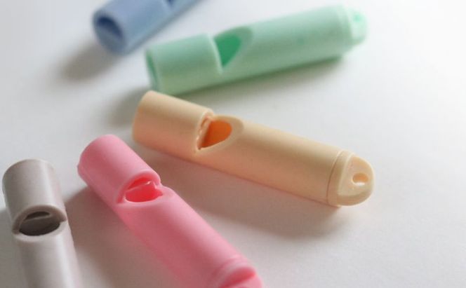 ホイッスル 曲がって割れない防災笛【雫音（しずね）】 笛 防災笛 シリコーンゴム製 防災ホイッスル 雫音 町工場 災害 弾性 水に強い 墨田区 東京都