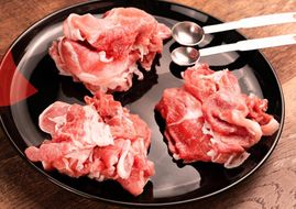 ＜3ヶ月連続お届け＞伊達黄金豚のジューシーな切り落とし肉 2kg【200g×10パック】三元豚  豚肉 ぶた肉 スライス 小間切れ 小分け 冷凍