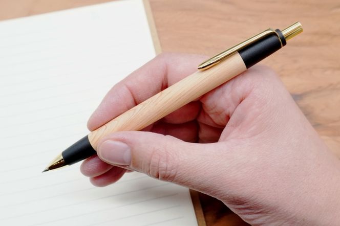 屋久島産【天然ヒノキ】無垢シャープペンシル・ストレートタイプ(0.5mm)1本 〈ペン 文具 文房具 シャーペン 木軸 ギフト 贈答 プレゼント 工芸品〉 