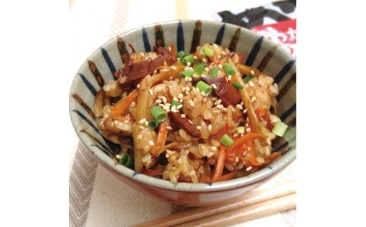 土佐のかつおめし（しょうゆ・しょうが味） 2～3合用 各3袋セット/ 混ぜご飯の素 鰹めしの素 カツオめし 生姜 醤油 食べ比べ おにぎり お弁当 ごはん 混ぜ込み【有限会社　浜吉ヤ】 [BQBK003]
