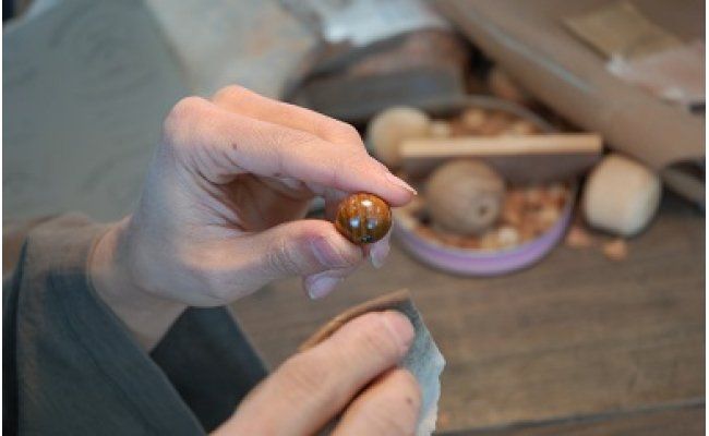 滋賀県伝統的工芸品認定の木珠　近江の数珠職人の松のブレスレット【F004W】