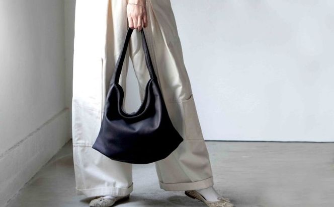 シルキータッチしっとりレザー 軽く柔らかい袋タイプ・ＬＵＡ(ＬＡ００１)＃墨黒 A4対応 バッグ 牛革 レザー 革製品 天然素材 軽量 日本製 ブラック カジュアル 墨田区 東京