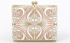 【文庫屋大関】三つ折りミニ財布　ロカイユ（ベビーピンク）【皮革工芸品】 ファッション 小物 民芸品 お札 カード 小銭 手のひらサイズ コンパクト 大人かわいい 牛革 手作り 国産 