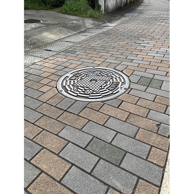 亀岡市章 マンホール蓋 《実物》スタンド付《鋳物 雑貨 インテリア 特産品 ご当地 グッズ 　マンホールのふた 鋳物》