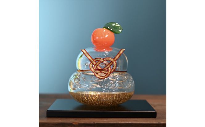 ガラスの鏡餅(黒台付き）銀箔使用＜Lサイズ＞【鏡餅 吹きガラス工房 ガラス お正月 鏡餅約13cm×約10cm 黒台15cm×12cm ハンドメイド 職人手作り 工芸品 伝統工房で作成 老舗ガラス工房 神奈川県 小田原市 】 142069_CH005