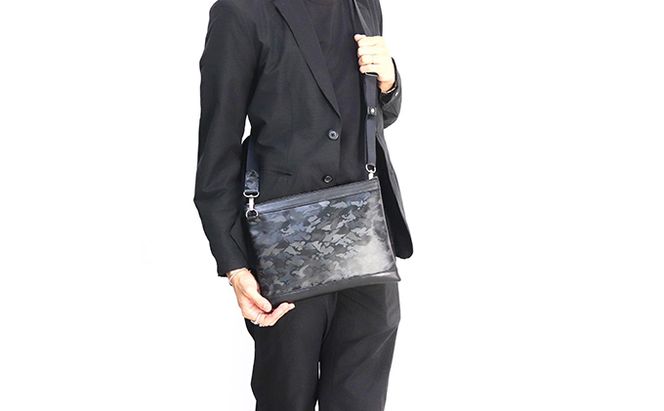 型押しカモフラレザー　ショルダーサコッシュ ファッション カバン バッグ 迷彩 撥水 薄マチ 仕切り 収納カ ジュアル エレガント 