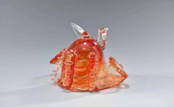 「兜飾り赤」 -端午の節句-〈ガラス プレゼント 端午の節句 男の子 兜 かぶと 孫 かわいい インテリア 置物 玄関  コンパクト 工芸品〉 