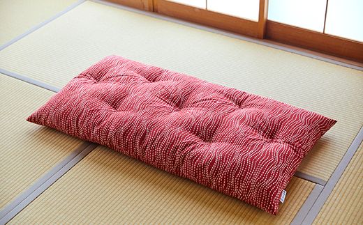 天然繊維　手作り　木綿わた入り　長座布団(赤）　HT00037