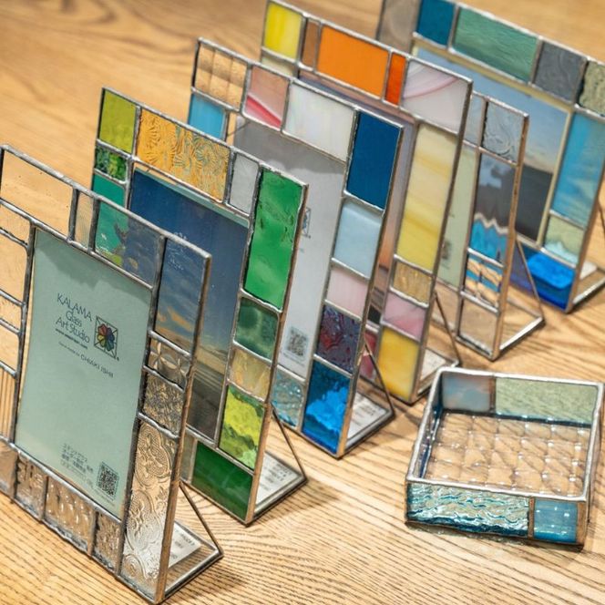 ステンドグラス　モザイクアート写真立て（オレンジ）【縦置き】 インテリア 小物 置き物 フォトフレーム 暖色 アソートカラー ハンドメイド アート作品 