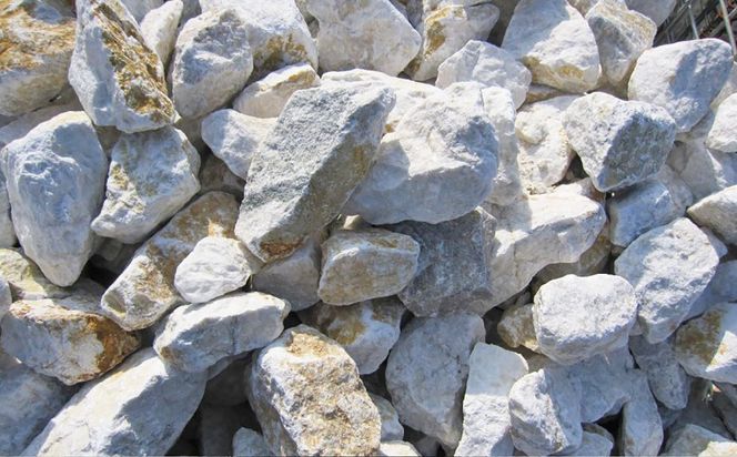 庭石、ごろた石 あまくさ石灰石中粒（90mm～150mm） 約20kg土嚢袋入り 合計約20kg 天草石 中粒 石灰石 ホワイト 白 石 天然石 庭 熊本県 上天草市