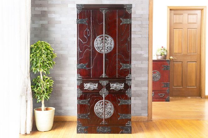 仙台箪笥 仙台仏壇55号(両開) 拭き漆塗り (申込書返送後、1ヶ月～6ヶ月程度でお届け) 欅産業 職人 おすすめ 船箪笥 [インテリア タンス 収納 家具 和 モダン 高級 和箪笥 小箪笥 伝統 工芸品 仏壇 仏具 神具 飾り棚 欅 漆塗 彫金 金具 装飾 仙台箪笥 船箪笥 舟箪笥 宮城 利府 欅産業]|06_kyk-330301