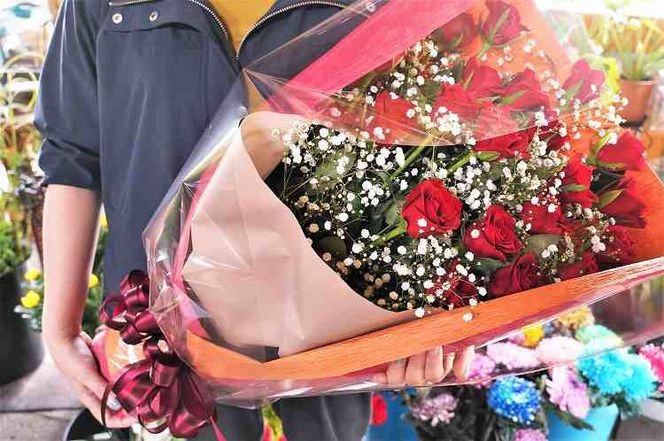 【永遠の人気】赤バラとカスミソウの花束 H092-079