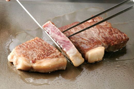 【4等級以上】【カネ吉山本】近江牛[極] ステーキ用 サーロイン【400ｇ（約 200g×2枚）】【Y068W】（国産牛　和牛　ブランド牛　ブランド和牛　黒毛和牛　牛肉　肉　高級　人気　おすすめ　神戸牛　松阪牛 に並ぶ 日本三大和牛 近江牛）