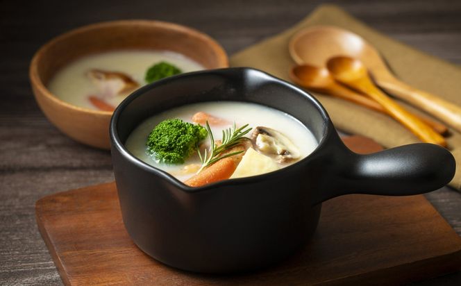 【萬古焼(ばんこやき)】Handmade土鍋 弥生陶園　職人が一つ一つ丁寧に成形し焼き上げる、こだわりの土鍋ミルクパン　土鍋の国内生産80％のシェアを誇る伝統の萬古焼　TS-702　土鍋ミルクパン（黒釉）保温力・使い勝手抜群のミルクパン【スープ、温め、魚料理、肉料理、朝ごはん、朝食、野菜、簡単調理、保温、耐熱、省エネ、耐久性、人気、おすすめ、使いやすい、時短、食卓、旨み、うまみ、電子レンジ】