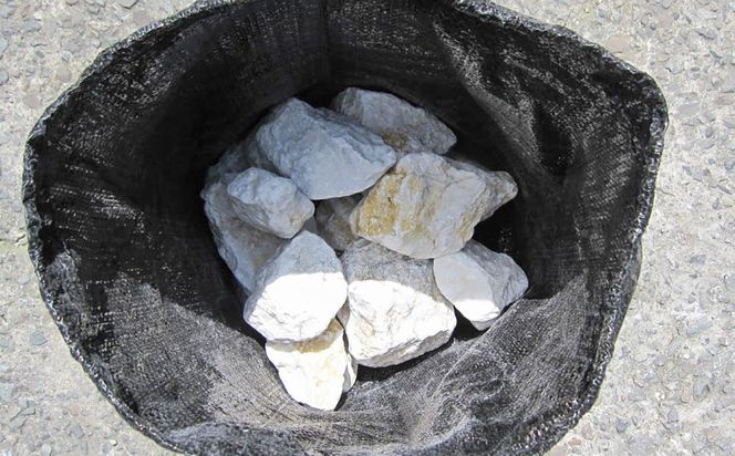 庭石、ごろた石 あまくさ石灰石中粒（90mm～150mm） 約20kg土嚢袋入り 合計約20kg 天草石 中粒 石灰石 ホワイト 白 石 天然石 庭 熊本県 上天草市