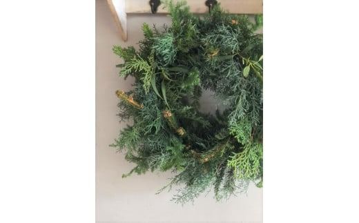 【クリスマス・お正月】フレッシュなエバーグリーンのリース 直径45cm 針葉樹 ナチュラル 北欧 インテリア おしゃれ イベント プレゼント H174-009